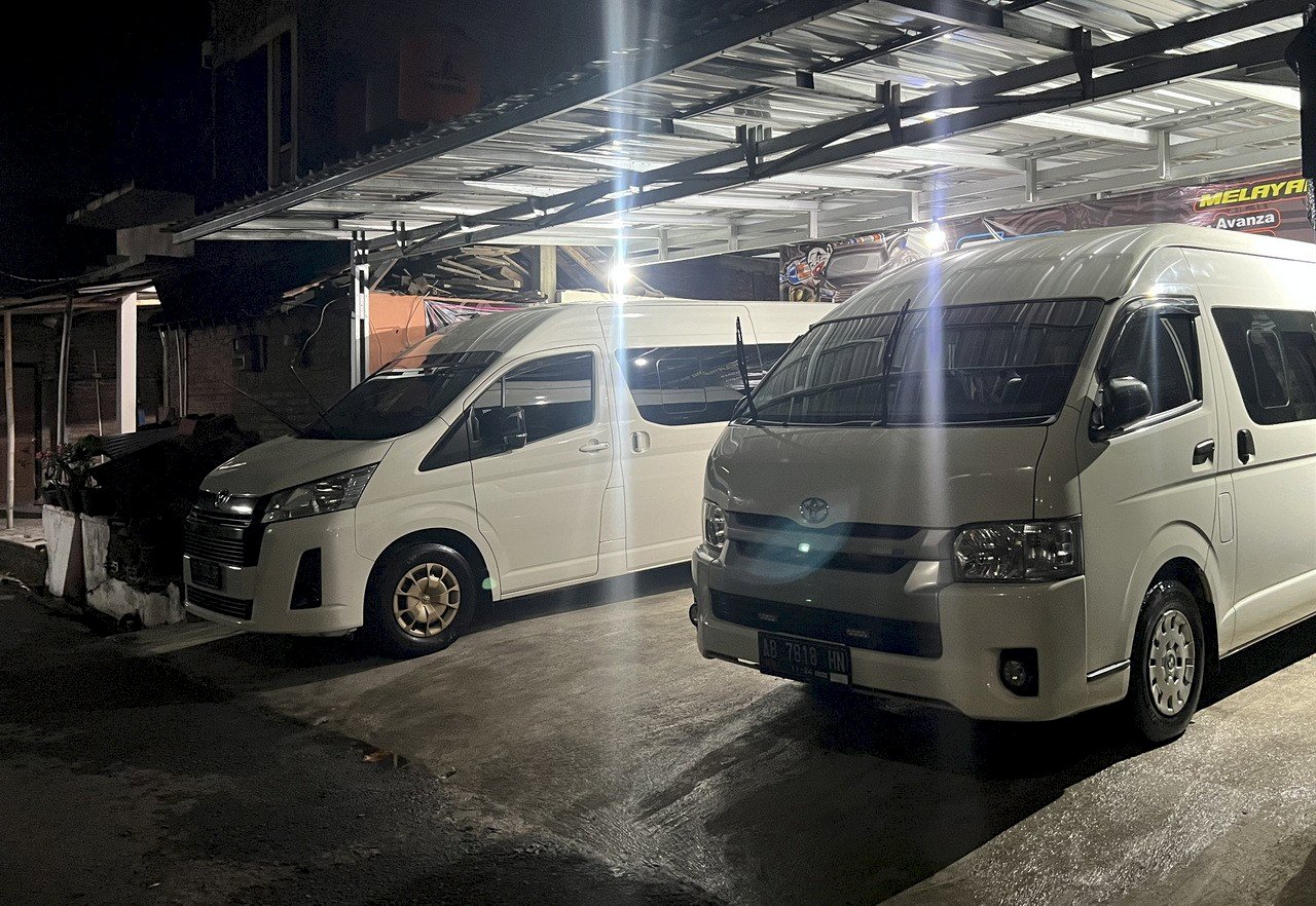 Hiace Commuter vs Hiace Premio di Jogja, Pilih yang Tepat