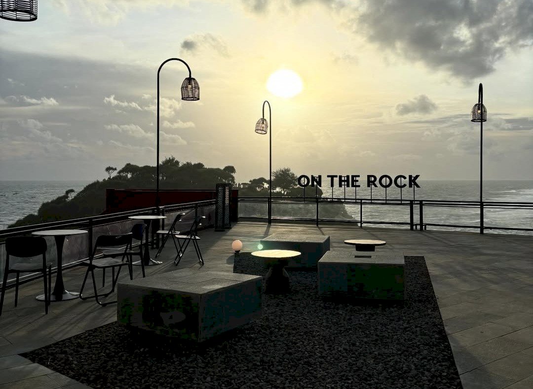 On The Rock Pantai Drini Gunung Kidul | Wisata Viral + Sewa Mobil Jogja